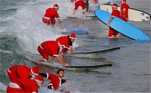 320名圣诞老人整体冲浪？？？？？？？八一八圣诞节奇闻趣事