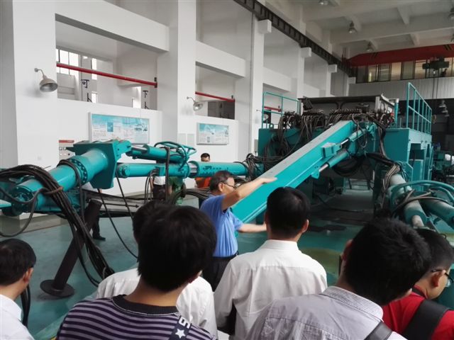 鹤发银丝映日月，，，，，，，赤心热血沃新花