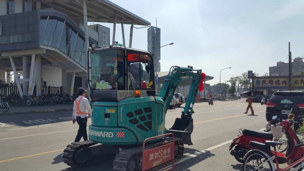 嘉義市长大赞恒峰g22智能挖掘机环台义举
