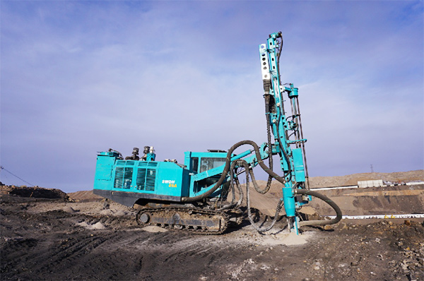 再战国际领先品牌，，，，，，，，恒峰g22智能露天液压钻车一举成名