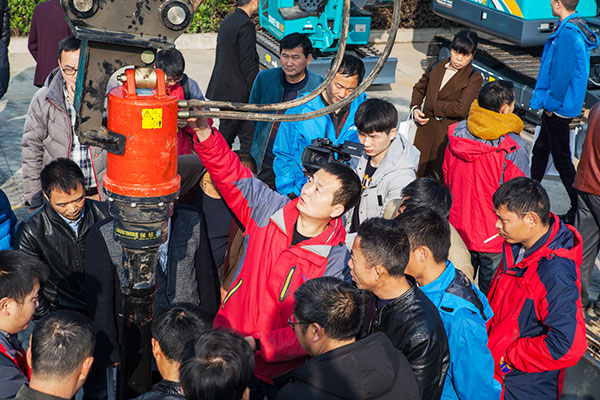 十年相随，，，，，，，，成绩相互，，，，，，，，来听听恒峰g22智能挖掘机客户的真实声音