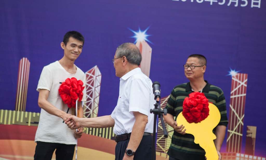 民族挖掘机品牌先导者，，，，恒峰g22智能“城镇建设利器”SWE80E9荣耀上市