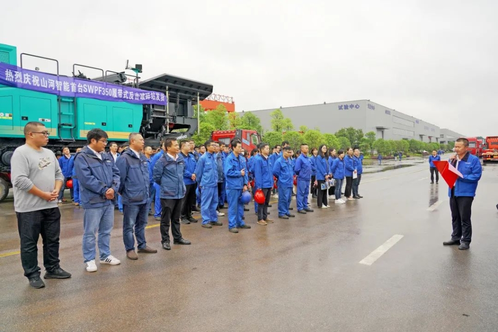 恒峰g22智能首台履带式还击破碎站发货