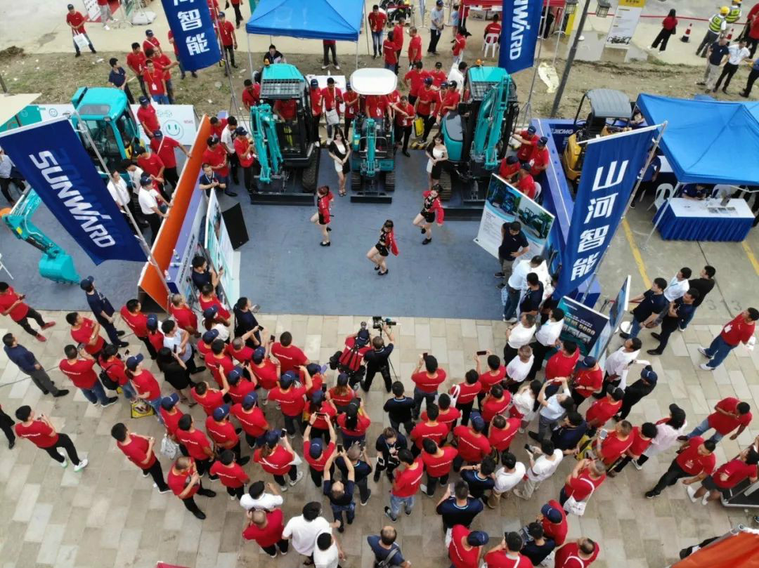 2020全球微挖大会 恒峰g22智能精品微挖赢得满堂彩