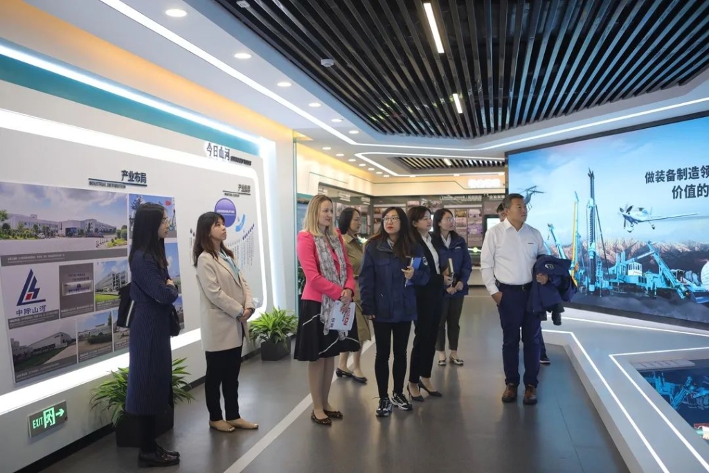 英国驻广州总领事贺颂雅考察恒峰g22智能