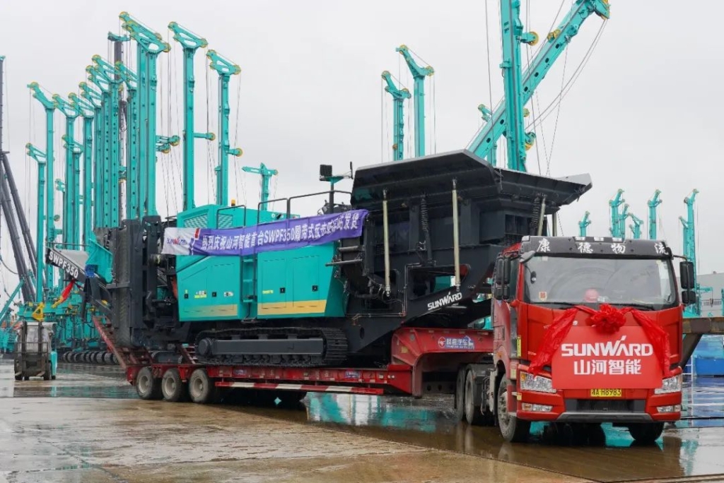 恒峰g22智能首台履带式还击破碎站发货