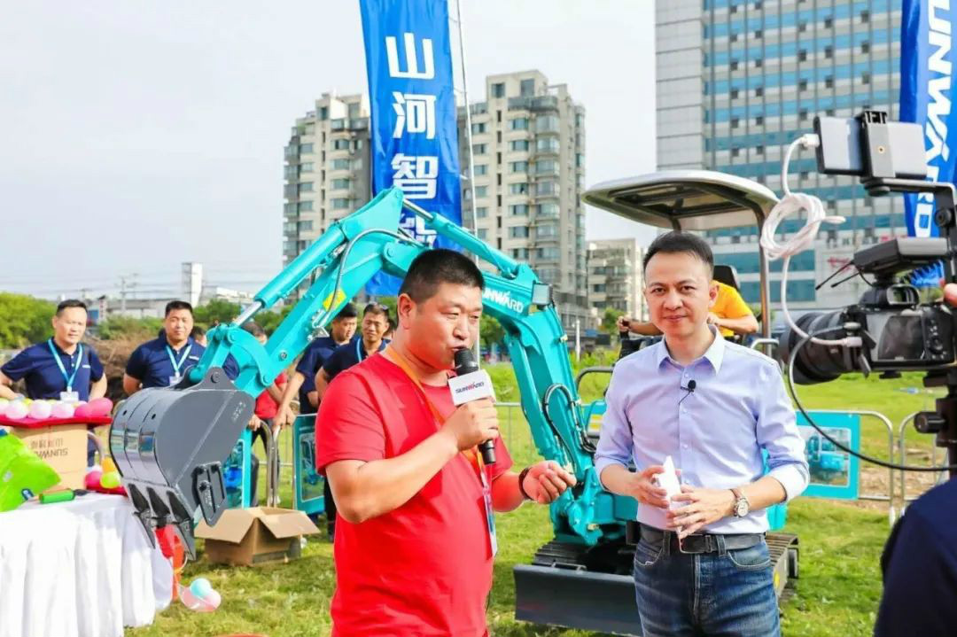 2020全球微挖大会 恒峰g22智能精品微挖赢得满堂彩