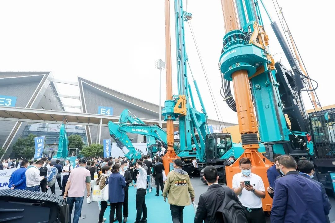 何清华出席长沙国际工程机械工业链生长峰会，，，，，走“双循环”蹊径要害在于“要做好自己的事情”