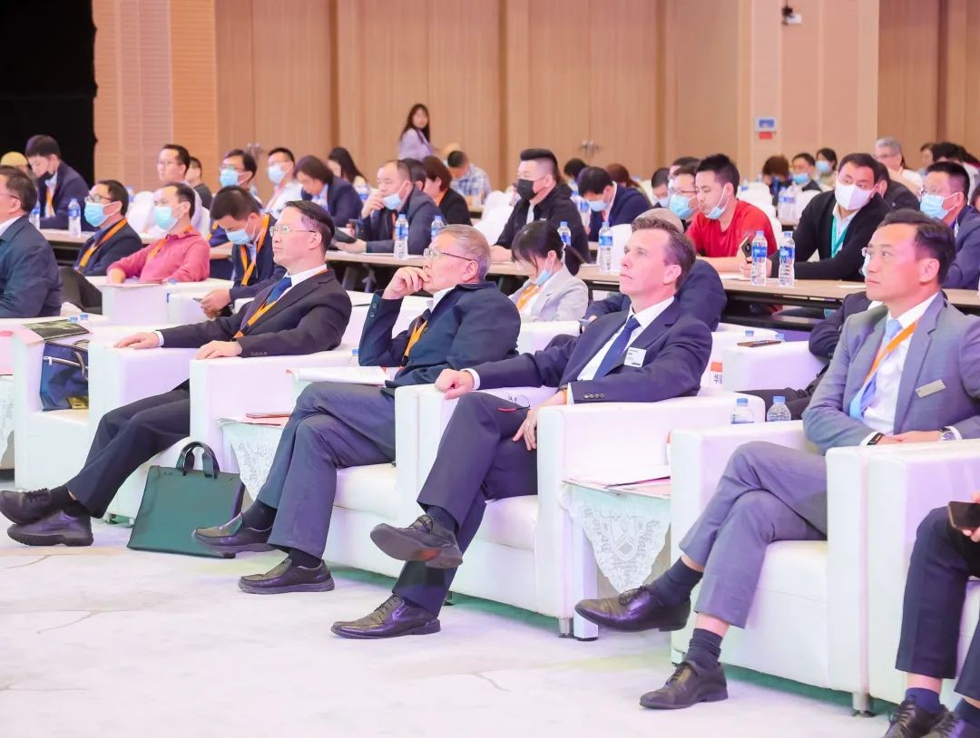 何清华出席长沙国际工程机械工业链生长峰会，，，，，走“双循环”蹊径要害在于“要做好自己的事情”