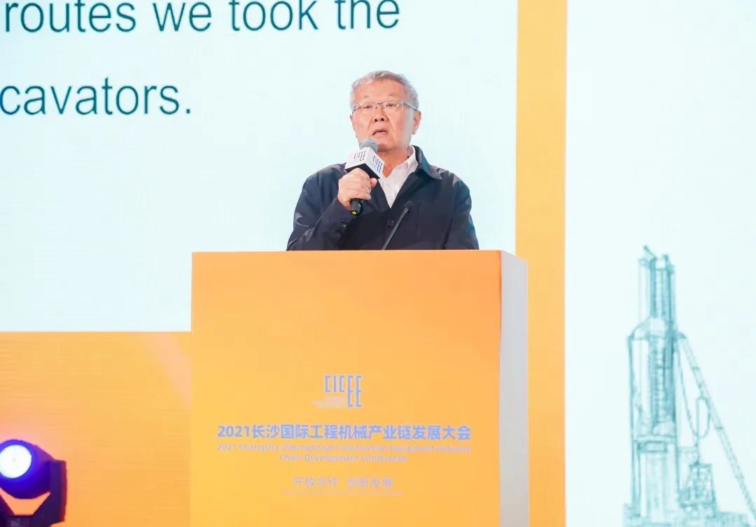 何清华出席长沙国际工程机械工业链生长峰会，，，，，走“双循环”蹊径要害在于“要做好自己的事情”