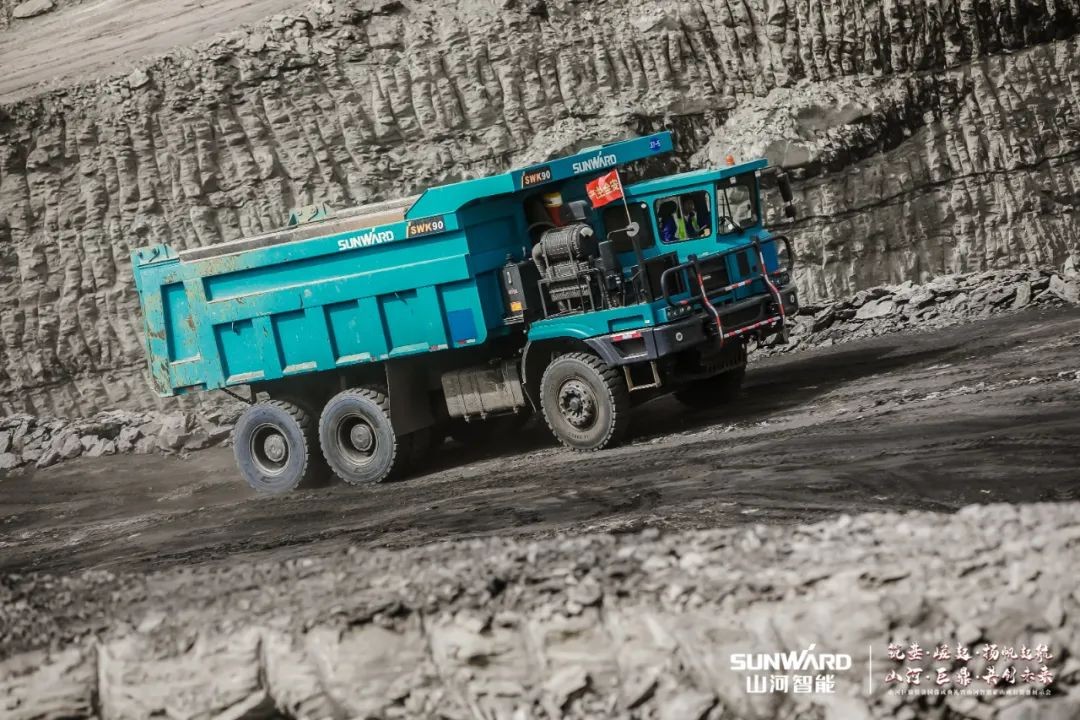 “矿”世能手，，，，，，，齐聚恒峰g22智能挖掘机操作手挑战赛