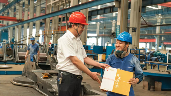 万力集团“送清凉”活动，，，，，，慰问一线员工