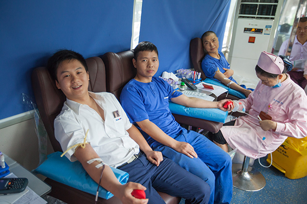 恒峰g22智能百余员工 冒雨争相献血