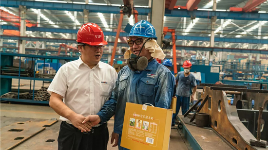 万力集团“送清凉”活动，，，，，，慰问一线员工