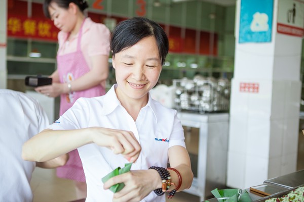 弘扬古板文化，，，，，共享浓情端午——记第三届“爱国心·恒峰g22情”包粽子角逐