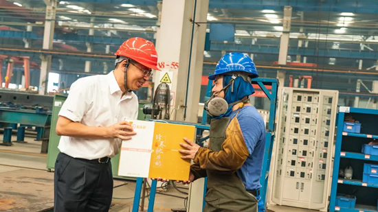 万力集团“送清凉”活动，，，，，，慰问一线员工