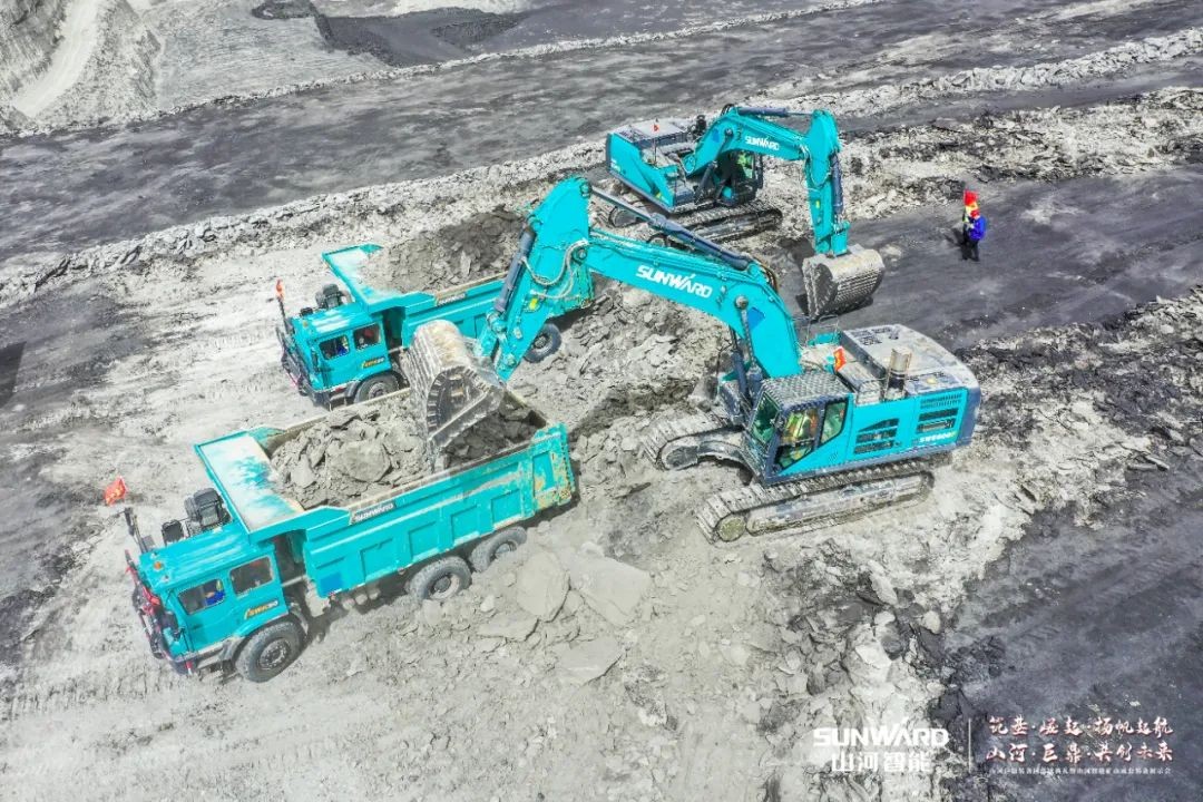 “矿”世能手，，，，，，，齐聚恒峰g22智能挖掘机操作手挑战赛