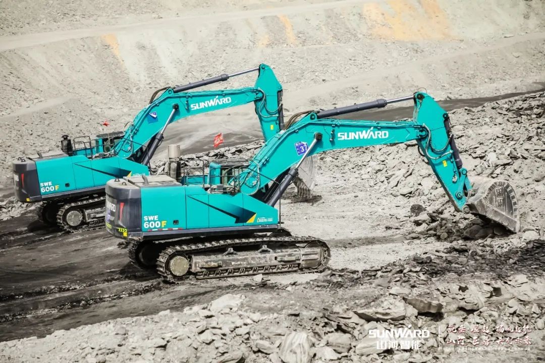 “矿”世能手，，，，，，，齐聚恒峰g22智能挖掘机操作手挑战赛