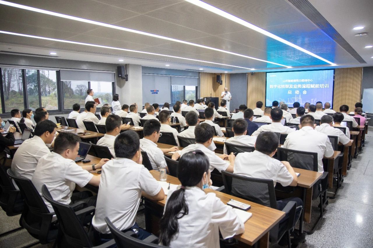 强化治理重心下移，，，，，，，恒峰g22智能开展向导力培训助力公司高质量快速生长