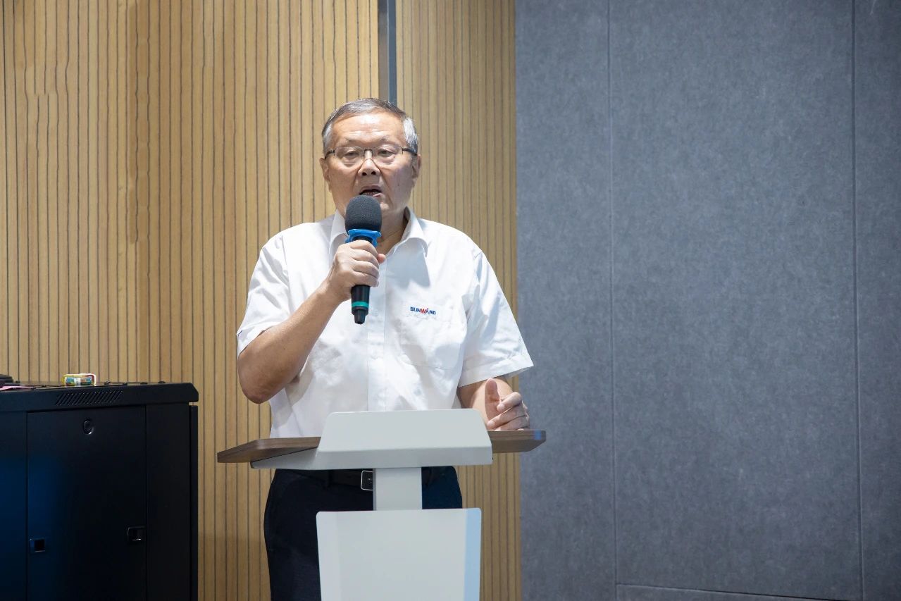 强化治理重心下移，，，，，，，恒峰g22智能开展向导力培训助力公司高质量快速生长