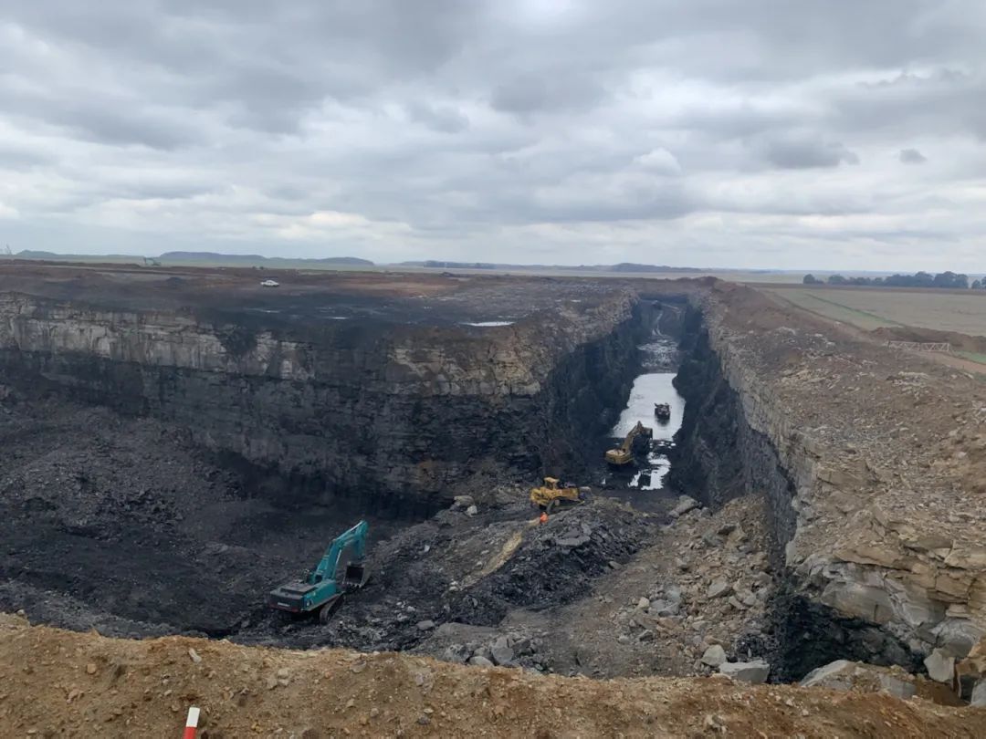 挑战矿山难题！恒峰g22智能95吨级矿用挖掘机乐成进入非洲市场
