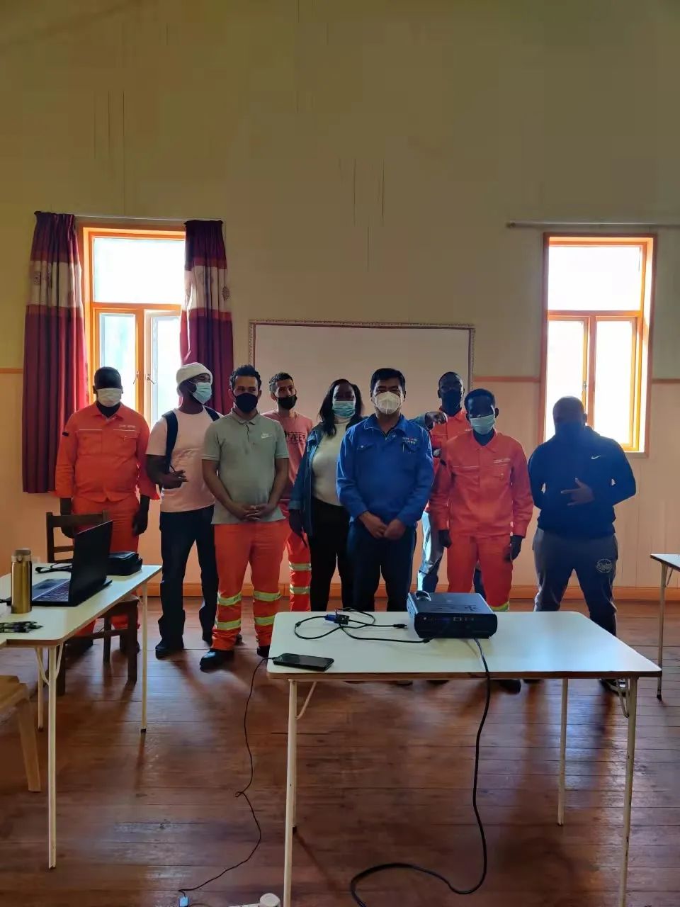 疫情当下，，，，，，，逆行非洲——恒峰g22智能凿岩装备团队外洋效劳纪实