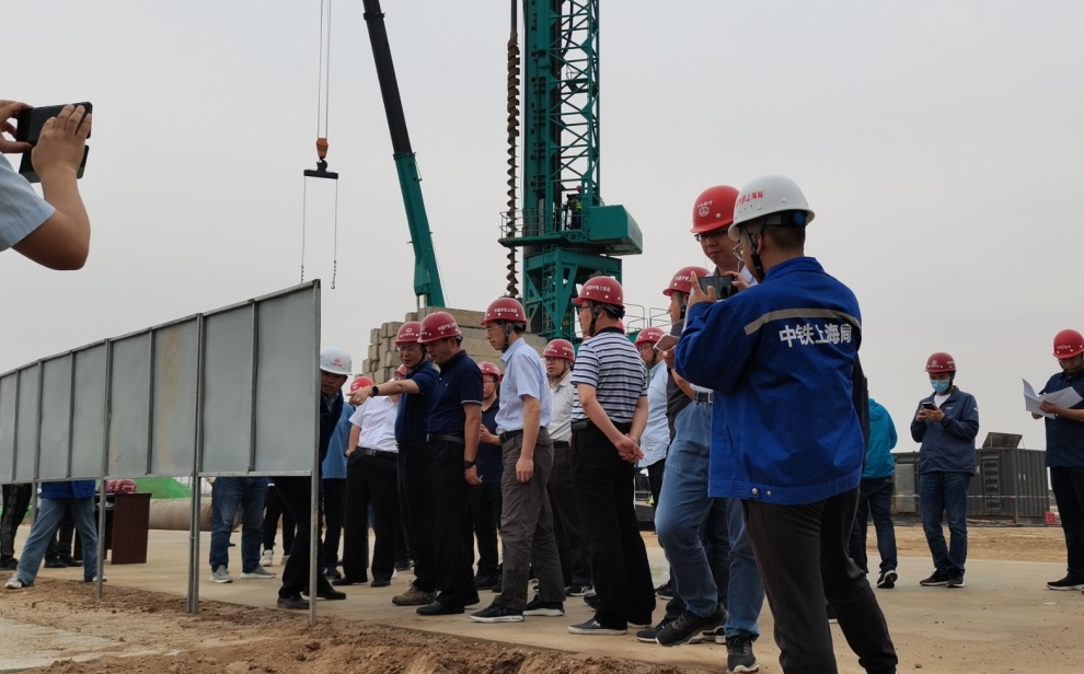 创下纪录！恒峰g22智能引孔式静力压桩机首次应用于高铁项目