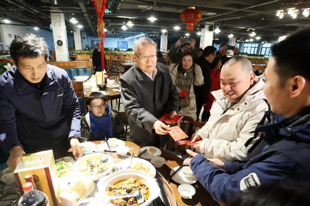 恒峰g22智能董事长何清华与留厂员工一起过大年！