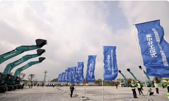 恒峰g22智能挖掘机亮相贵阳大数据科创城项目开工仪式