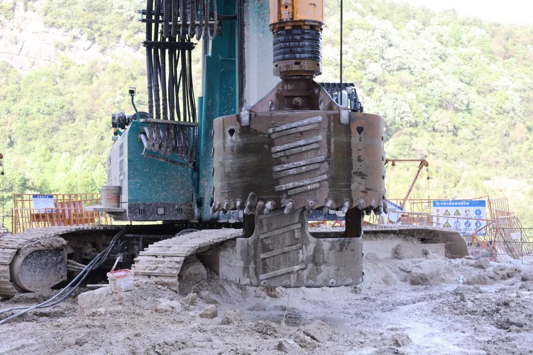 展现施工“奇效”！恒峰g22智能旋挖钻机强势助力炉慈高速公路建设