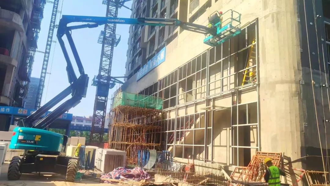 正式“上岗”！恒峰g22智能首台电动曲臂式高空作业平台入驻华南市场