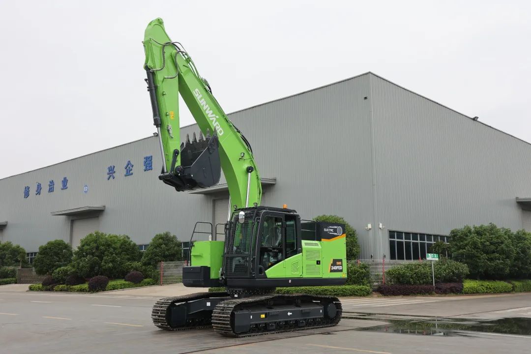 征战川藏铁路！恒峰g22智能新一代电动挖掘机乐成交付