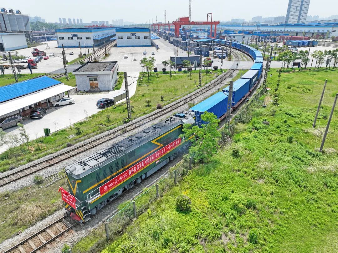 一连进军国际市。。。。。≈信钒嗔校ǔど常┖惴錱22智能专列乐成首发