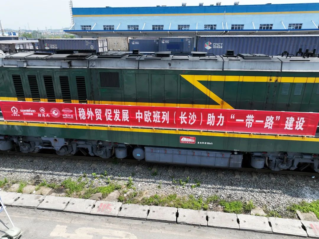 一连进军国际市。。。。。≈信钒嗔校ǔど常┖惴錱22智能专列乐成首发