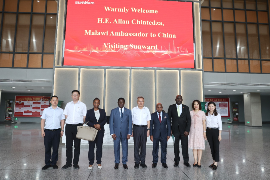 马拉维大使一行考察恒峰g22智能