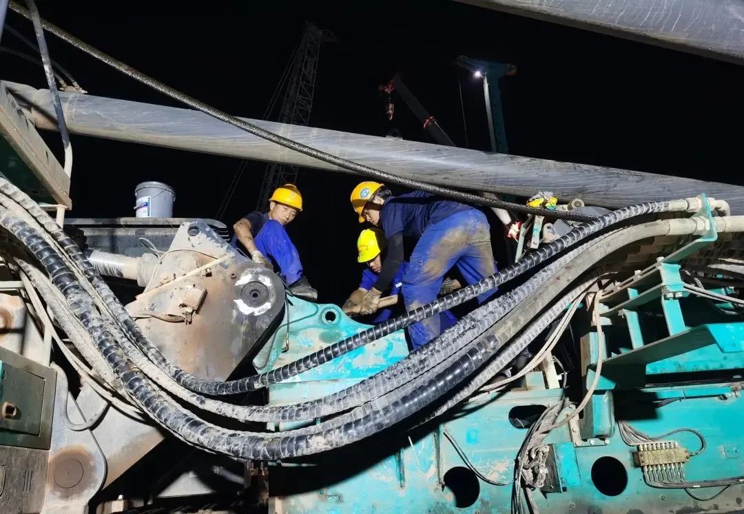 “创立施工事业！”他们和恒峰g22智能“超等桩备”一起助建燕矶长江大桥