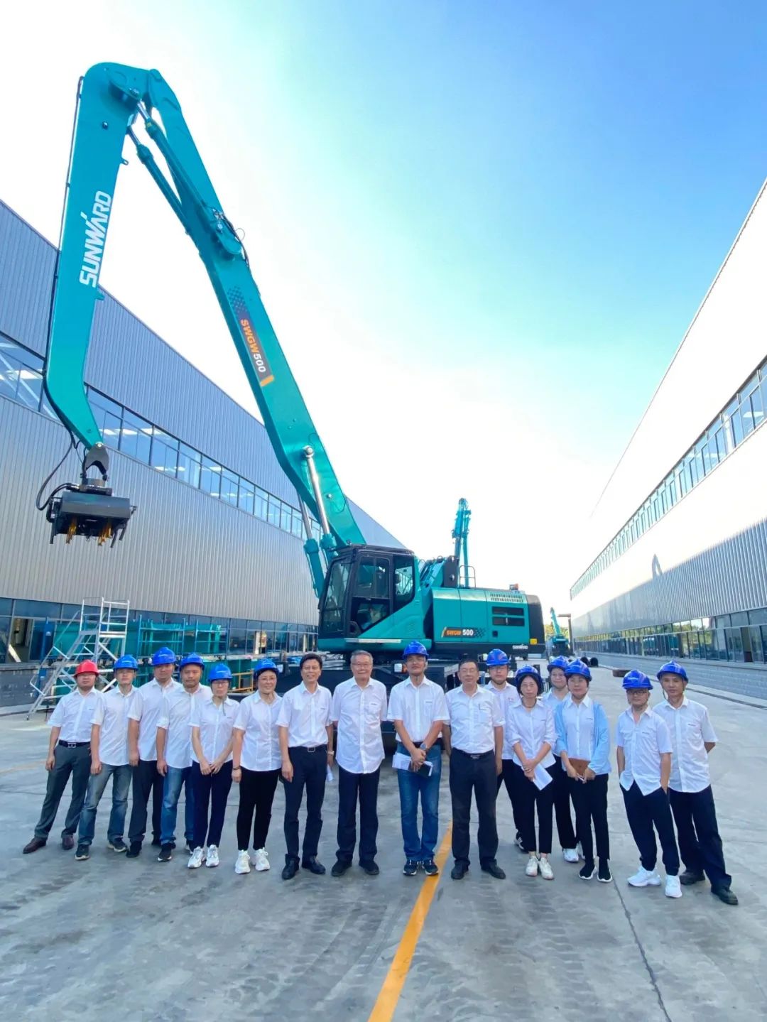 作业幅度达18米，，，恒峰g22智能首台轮式抓料机乐成下线