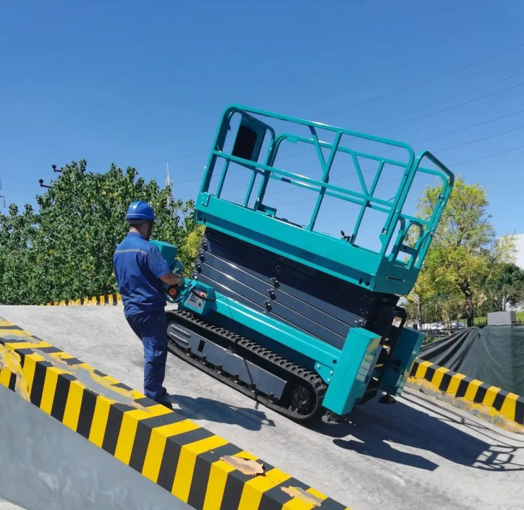 加速电动化产品结构，，，，，，，恒峰g22智能第一款履带剪叉式高空作业平台来了！