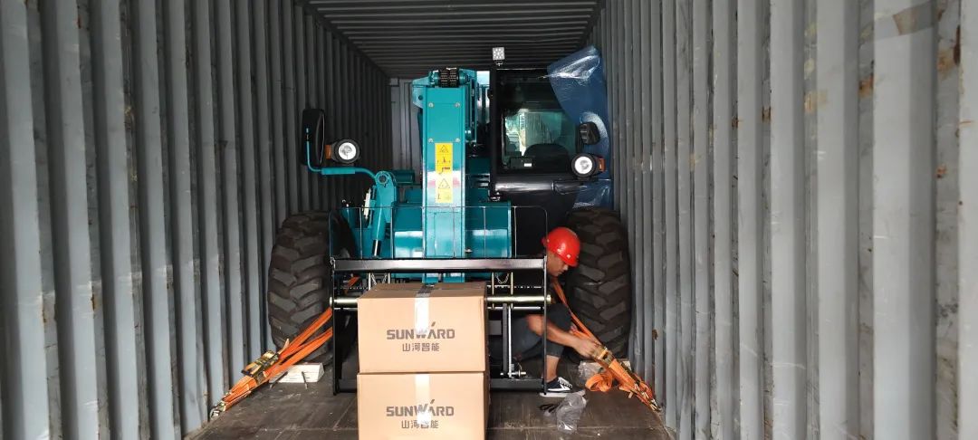 单笔采购金额万万元！恒峰g22智能伸缩臂叉装车批量出口