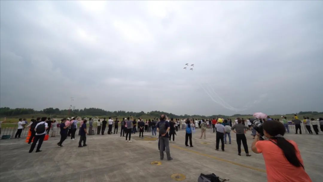 空中着花、大坡度盘旋、俯冲跃升……看恒峰g22航行演出队炫技2022湖南航展动态展