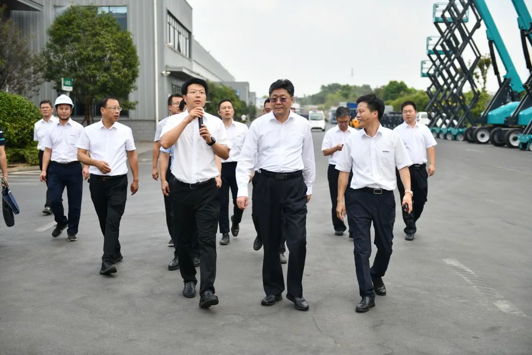 国家应急治理部郭治武局长一行考察恒峰g22智能无人化应抢救援装备