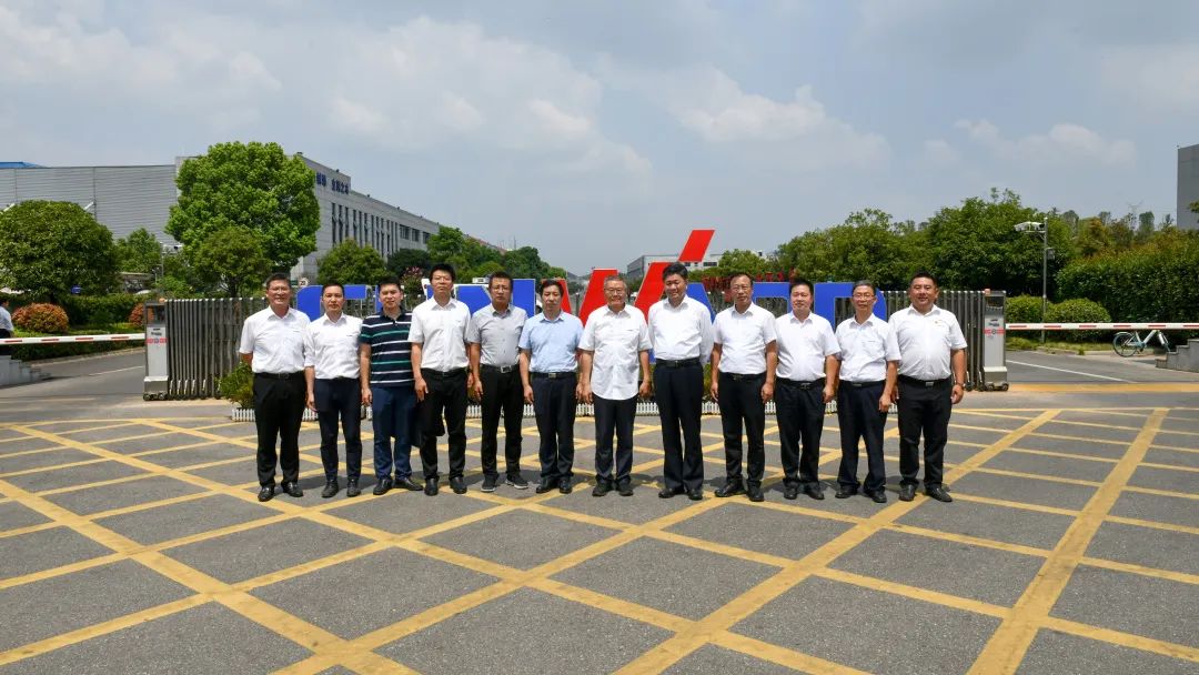 国家应急治理部郭治武局长一行考察恒峰g22智能无人化应抢救援装备