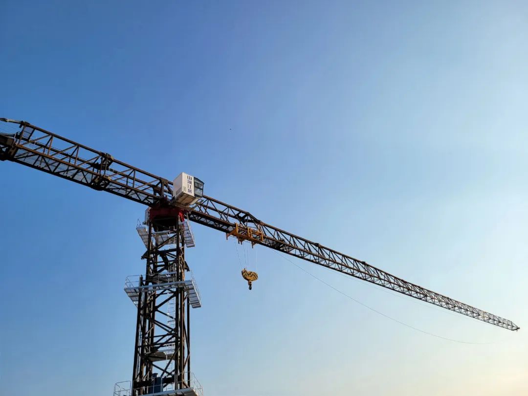 自力高度达82米，，，，恒峰g22江麓推出超大型平头塔机