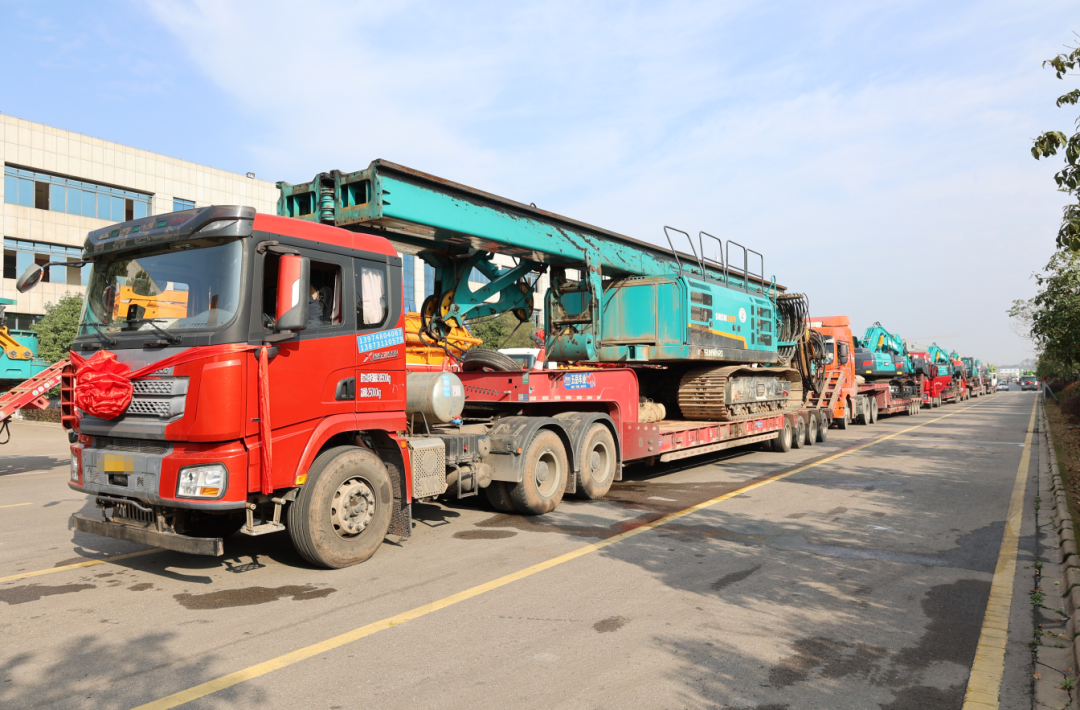 乘着自贸区刷新的春风，，，，，，，，恒峰g22智能二手工程机械扬帆出海