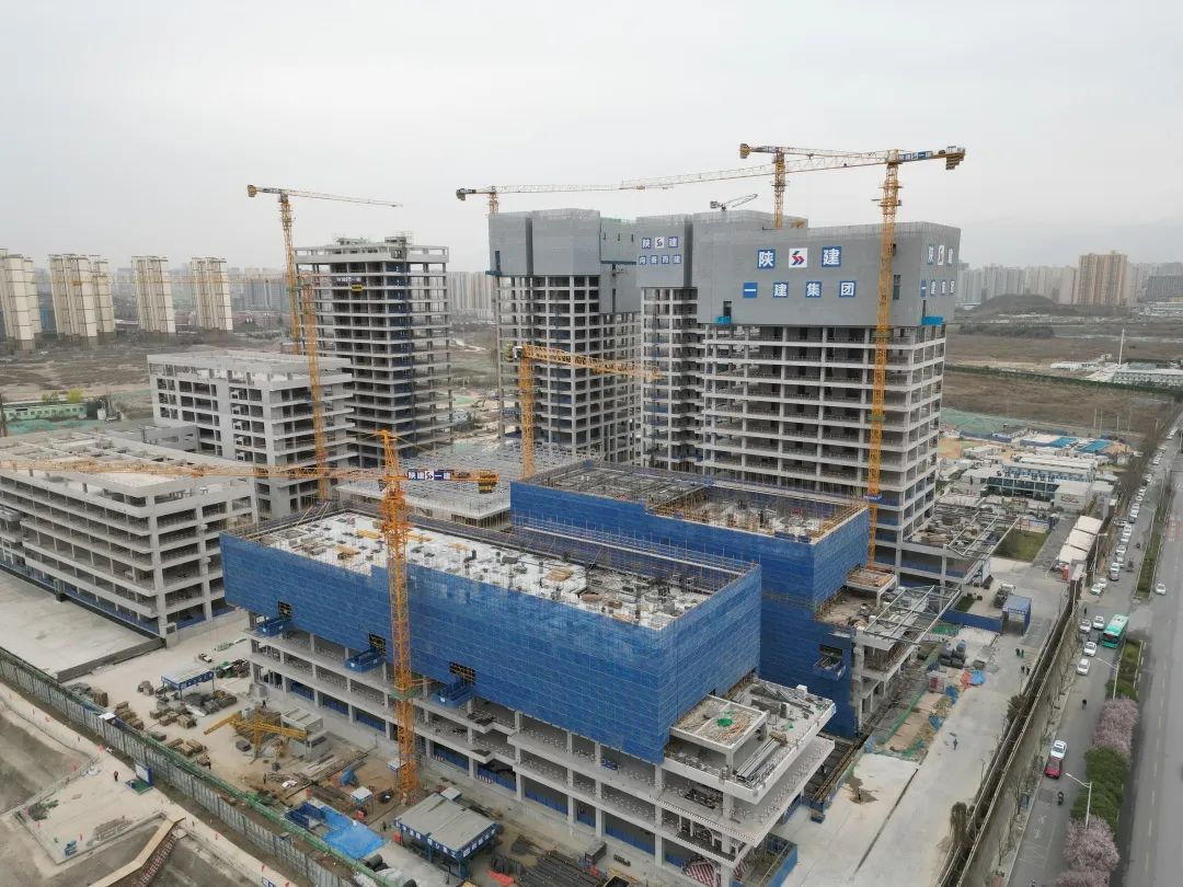 郁勃西北！恒峰g22江麓修建起重机械助建西安都会经济圈