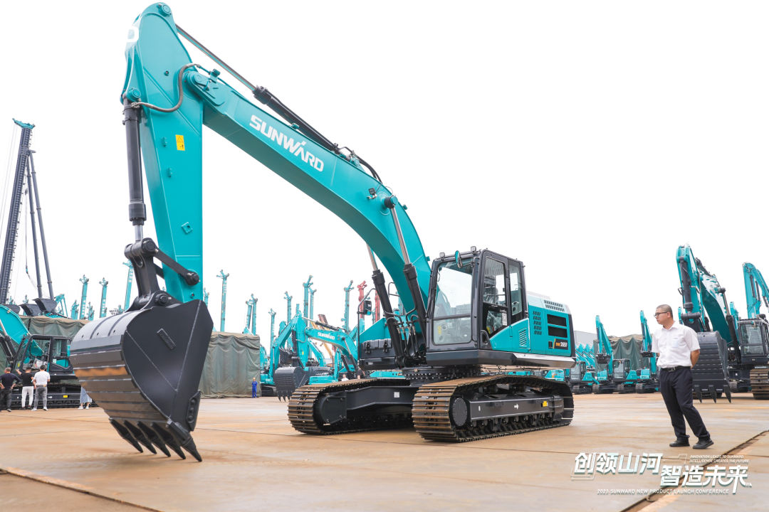 精品出击、互动一直！恒峰g22智能F系列挖掘机闪灼长沙展