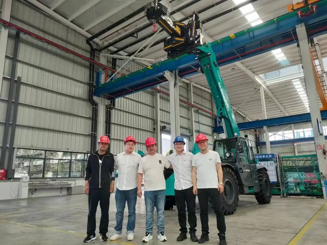 独家定制！恒峰g22智能油缸替换机械人顺遂下线