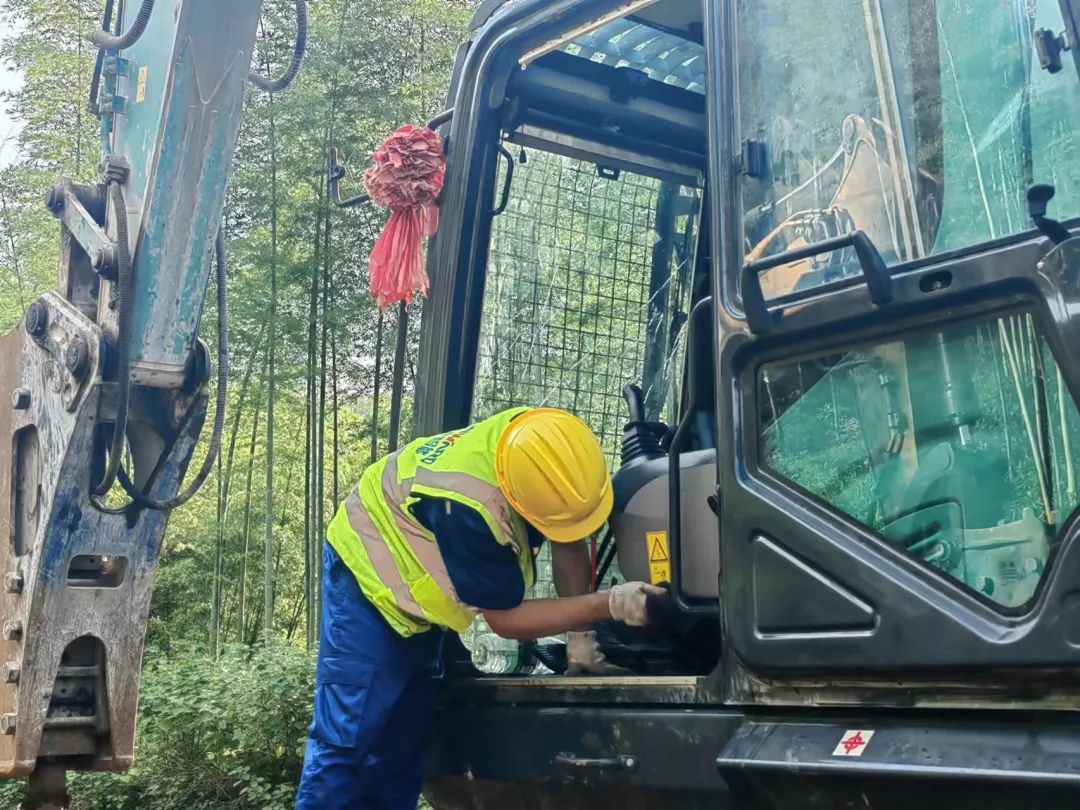 品质恒峰g22，，，，，，专心折务！恒峰g22智能挖掘机2023年效劳万里行正式出征