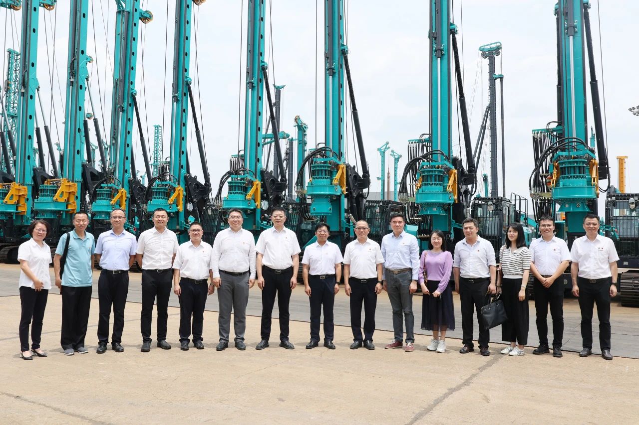 中国收支口银行总行党委委员、副行长李钧一行调研恒峰g22智能