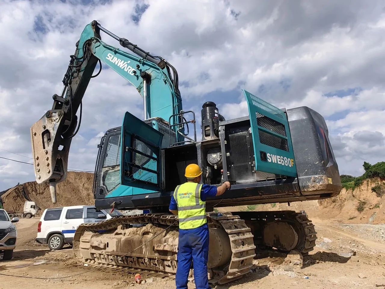 步履一直，，，，，，效劳不止！恒峰g22智能挖掘机效劳万里行火热举行中